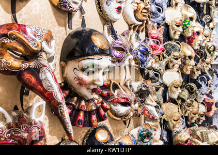 Venezianischen Karneval Masken in der Wand von einem Shop in Venedig, Venetien, Italien Stockfoto