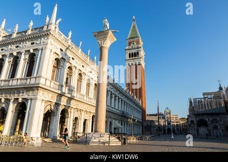 Ansichten von Venedig, Italien, mit der Biblioteca Nazionale Marciana (Nationale Bibliothek von St Mark's), der Campanile di San Marco (Markusplatz Campanile) und t Stockfoto