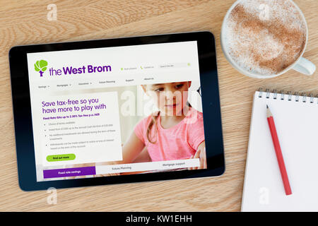 Die Westbrom Website auf einem iPad tablet device, ruht auf einem hölzernen Tisch neben einem Notizblock, Bleistift und Tasse Kaffee (nur redaktionell) Stockfoto