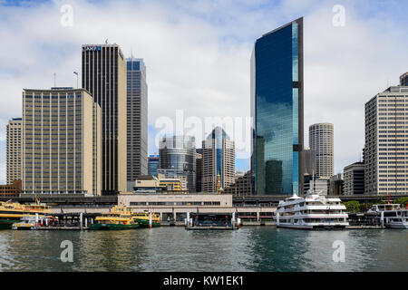 Ansatz zum Fährhafen auf Circular Quay und Hochhäuser in Sydney Central Business District - Sydney, New South Wales, Australien Stockfoto