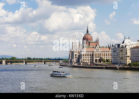 Kreuzfahrtschiff, ungarischen Parlament in Pest am Ufer der Donau und der Margaret Brücke, Blick von Buda, Budapest, die Hauptstadt Ungarns Stockfoto