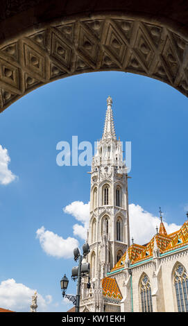 Blick auf den berühmten Turm und Dach von mattias Kirche (Matyas-templom), angezeigt durch einen Bogen, Budapest, die Hauptstadt Ungarns, Mitteleuropa Stockfoto