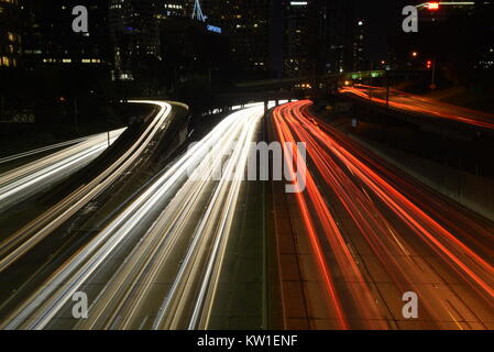 LOS ANGELES - Dezember 24, 2017: Autobahn Verkehr shot mit langen Belichtungszeiten in der Nacht in der Innenstadt von Los Angeles, CA am 24. Dezember 2017 Stockfoto