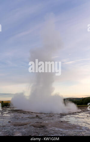 Größte Aktive geysir nach beeindruckenden Eruption, Strokkur, ohne Touristen warten, Golden Circle, Island Stockfoto