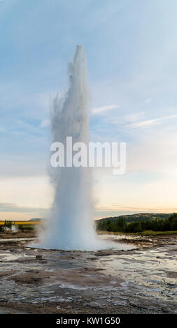 Beeindruckende Ausbruch des größten aktiven Geysir, Strokkur, ohne Touristen warten, Golden Circle, Island Stockfoto