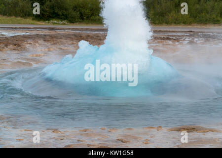 Strokkur, der größte Aktive geysir Islands, dem Augenblick vor einem beeindruckenden Eruption, ohne Touristen warten, Golden Circle. Stockfoto