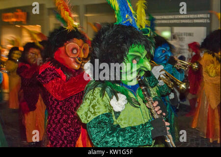Luzerner Fasnacht Musiker namens Guggenmusigen ihre Instrumente Schlag in freudiger Kakophonie und Tausende von bizarr Stockfoto