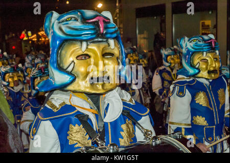 Luzern, Schweiz - 12. Februar 2015: Karneval Musiker namens Guggenmusigen ihre Instrumente Schlag in freudiger Kakophonie und Tausende von bizarr Stockfoto
