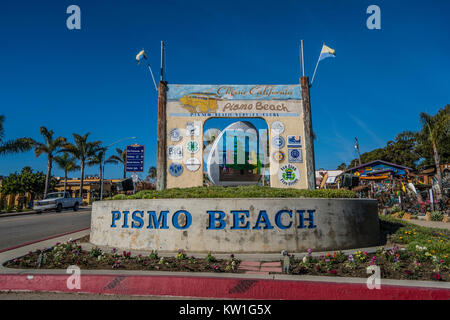 Riesige konkrete Clam am Pismo Beach, CA. Es gibt drei riesige konkrete Muschel Statuen in der Stadt, für seine Muscheln bekannt. Pismo Beach ist die Heimat der actu Stockfoto