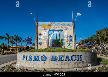 Riesige konkrete Clam am Pismo Beach, CA. Es gibt drei riesige konkrete Muschel Statuen in der Stadt, für seine Muscheln bekannt. Pismo Beach ist die Heimat der actu Stockfoto