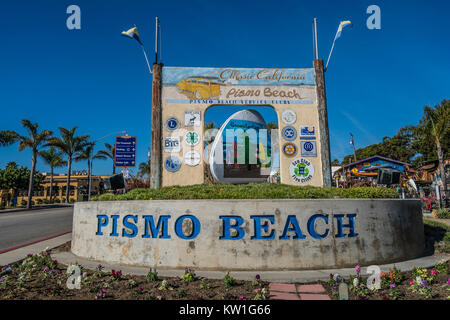 Riesige konkrete Clam am Pismo Beach, CA. Es gibt drei riesige konkrete Muschel Statuen in der Stadt, für seine Muscheln bekannt. Pismo Beach ist die Heimat der actu Stockfoto