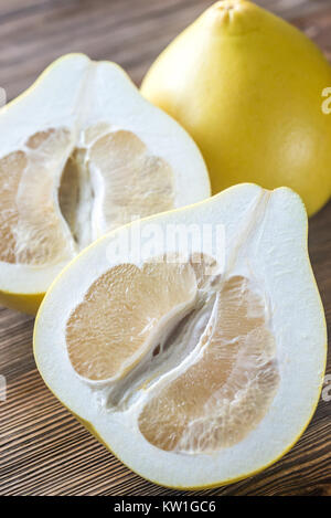 Zwei Grapefruits auf dem hölzernen Hintergrund Stockfoto