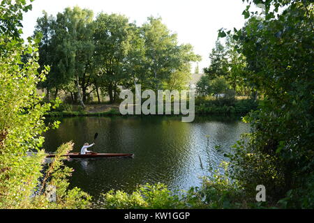 Kanu-Treiber auf Kanu im Fluss, im Sommer Stockfoto