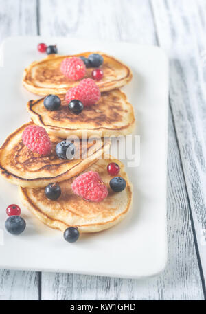 Pfannkuchen mit frischen Beeren auf der Platte Stockfoto