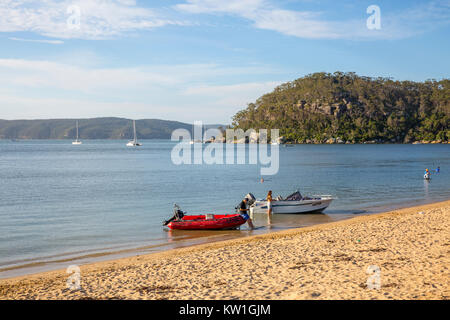 Station Beach (Barrenjoey Beach) und Blick auf Pittwater Bay in Palm Beach, Sydney, NSW, Australien mit kleinen Booten vor der Küste Stockfoto