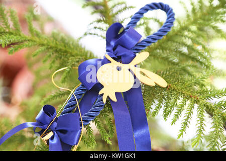 Dekorative Weihnachten Glücksbringer mit blauen Bändern und Lucky Granatapfel Stockfoto