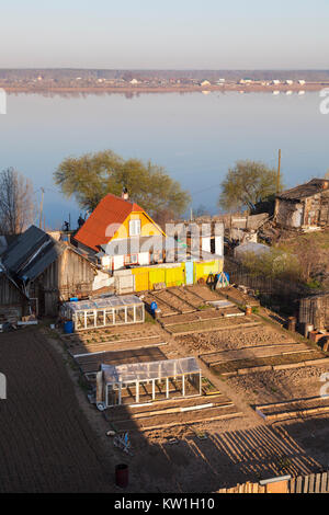 Haus und Bauernhof am Ufer des Fluss Kama, Suburban Perm Perm Krasnodar, Russland im Abendlicht Stockfoto