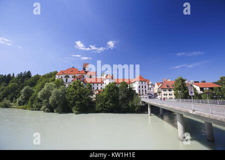 Basilika St. Mang und ehemaliges Kloster von der Brücke über den Lech in Füssen, Endstation der Romantischen Straße in Bayern gesehen. Stockfoto