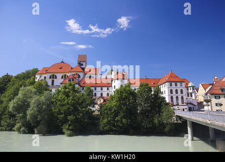 Basilika St. Mang und ehemaliges Kloster von der Brücke über den Lech in Füssen, Endstation der Romantischen Straße in Bayern gesehen. Stockfoto