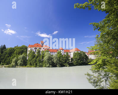 Basilika St. Mang und ehemaliges Kloster von der Brücke über den Lech in Füssen, Endstation der Romantischen Straße in Bayern gesehen. Stockfoto