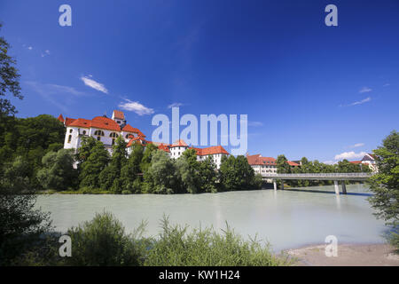 Basilika St. Mang und ehemaliges Kloster von der Brücke über den Lech in Füssen, Endstation der Romantischen Straße in Bayern gesehen. Stockfoto