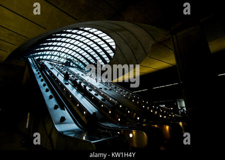 Fahrtreppen in Canary Wharf Station in der Londoner U-Bahn führende Stockfoto