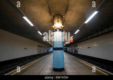 Ansicht der Plattform an Island Gardens Station an der Docklands Light Railway/DLR Stockfoto