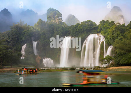 Touristische boote anzeigen Detian Wasserfall in China, auch bekannt als Ban Gioc in Vietnam ist die vierte größte transnationale Wasserfälle der Welt. Locat Stockfoto