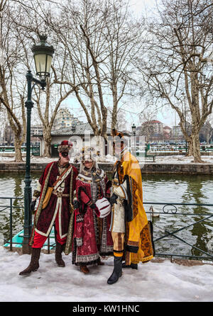 Annecy, Frankreich, 23. Februar 2013: Unbekannter verschleierte Familie posiert in der Nähe von einem Kanal in Annecy während einer venezianischen Karneval, die die Schönheit feiert Stockfoto