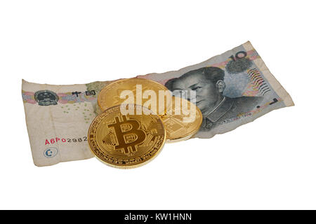 Yuan China Banknote und Bitcoins auf weißem Hintergrund Stockfoto
