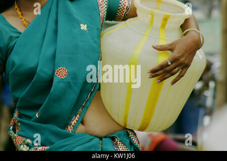 Closeup Frau, die Wasser Töpfe in Südindien Stockfoto