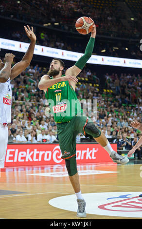 Jonas Valanciunas (Litauen) zählen ein Hook Shot gegen Boris Diaw (Frankreich) Stockfoto