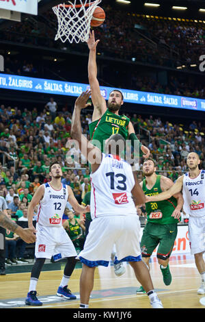 Jonas Valanciunas (Litauen) zählen ein Hook Shot gegen Boris Diaw (Frankreich) Stockfoto