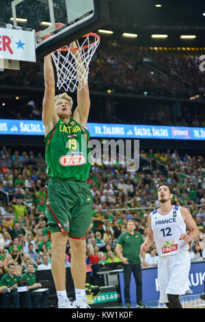 Mindaugas Kuzminskas (Litauen) dunking den Ball gegen Frankreich (Nando de Colo beobachten) Stockfoto