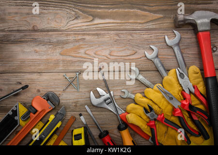Werkzeuge auf Holz Stockfoto