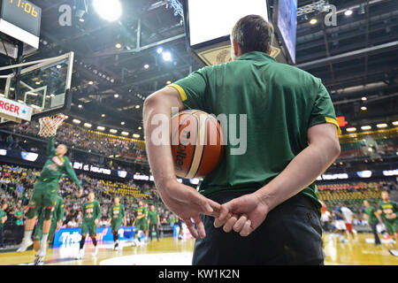 Eine assistan Trainer führenden de Warm up Line zurück zu einem Basketballspiel in Litauen Stockfoto