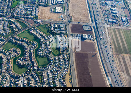 Luftaufnahme von einem Golf geplante Wohn- Unterteilung mit landwirtschaftlichen Nutzflächen in der Nähe Stockfoto