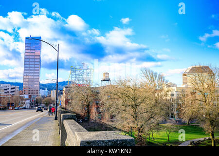 Portland, US-Dec 21, 2017: Straße Blick auf Burnside Bridge über den Fluss Williamette Stockfoto