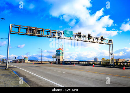 Portland, US-Dec 21, 2017: Straße Blick auf Burnside Bridge über den Fluss Williamette Stockfoto