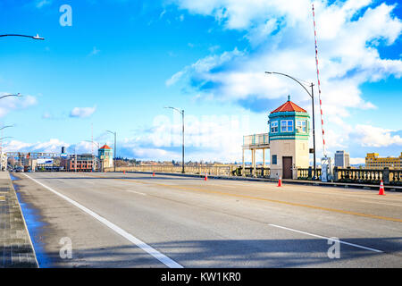 Portland, US-Dec 21, 2017: Straße Blick auf Burnside Bridge über den Fluss Williamette Stockfoto