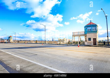 Portland, US-Dec 21, 2017: Straße Blick auf Burnside Bridge über den Fluss Williamette Stockfoto