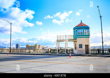 Portland, US-Dec 21, 2017: Straße Blick auf Burnside Bridge über den Fluss Williamette Stockfoto