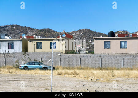 Mittelklasse Gehäuse Entwicklung mit einzelnen Wohnungen alle hinter Block Wand umschlossen Neben Mexiko State Highway 15 außerhalb Hermosillo Sonora State Stockfoto