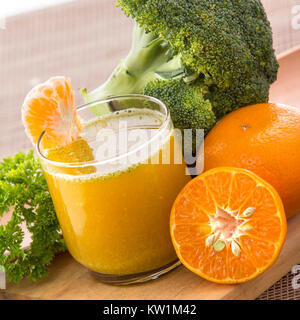 Orange und Brokkoli smoothie Stockfoto