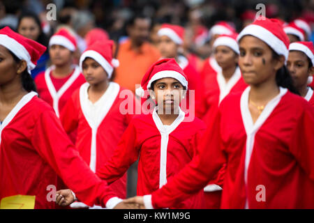 Farbenfroh nach Santa's flashmob von Buon Natale Weihnachten fest Thrissur 2017, thrissur, Kerala, Indien eine einzigartige Weihnachtsfeier whe Stockfoto