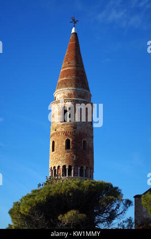 Die zylindrische Form durch konische Spitze Glockenturm durch rote Backsteine, die in der venezianischen Dorf Caorle in Venetien, Italien gekrönt Stockfoto