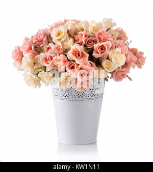 Ein Bündel von Rosen in weißer Keramik Vase, isoliert Stockfoto