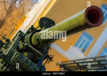 Howitzer - Gewehr. Artilleriegeschützen aus dem Zweiten Weltkrieg, historische militärische Denkmal. Anzeige von Technik und Bewaffnung. Stockfoto