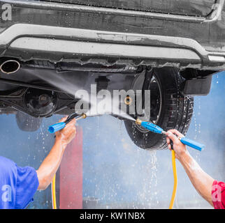 Auto waschen Reinigung mit Wasser unter Druck Stockfoto