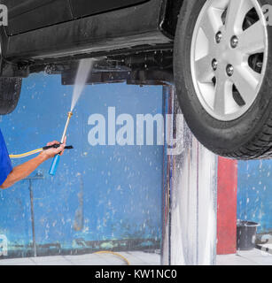 Auto waschen Reinigung mit Wasser unter Druck Stockfoto